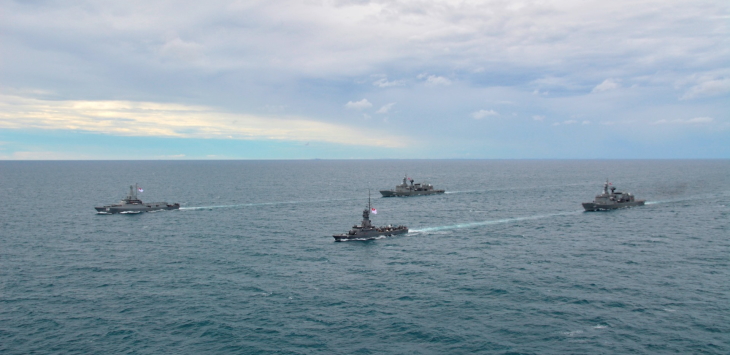 Republic of Singapore Navy (RSN) and Royal Thai Navy (RTN) ships sailing in formation as part of Exercise Singsiam 2018.
