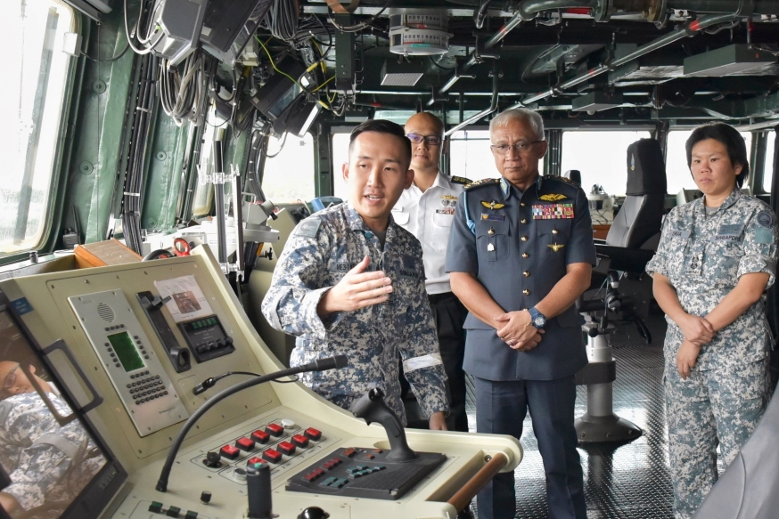 Navigation Systems Cluster Chief, Military Expert 3 (ME3) Kelvin Won shares with GEN Affendi about the technologically advanced Bridge systems.