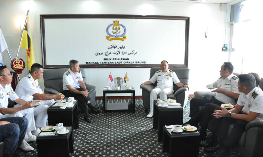 During his visit, MCN (third from left) called on Commander Naval Training Commandant Willie bin Padan (fourth from left), where both leaders discussed about personnel and training issues.