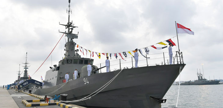 epublic of Singapore Navy Patrol Vessels RSS Fearless (foreground), RSS Brave (middle) and RSS Dauntless (background -left) at the decommissioning ceremony in Tuas Naval Base.
