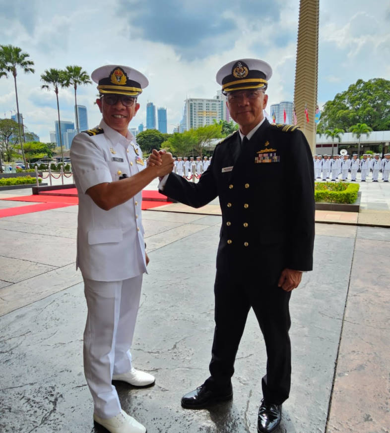 Master Chief Navy ME6 Richard Goh met with Warrant Officer of the Royal Malaysian Navy, WO I ETP (AQM) Mohamad Noorfazli bin Ariffin.