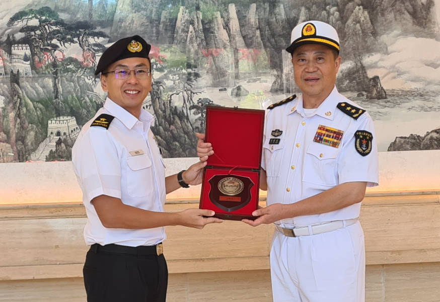 VADM Fu Yaoquan presenting a plaque to RADM Wat