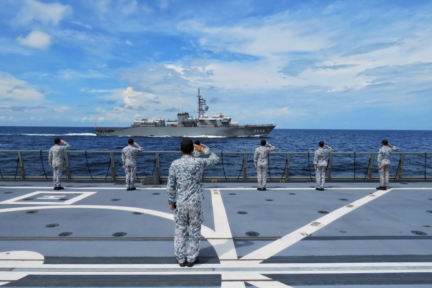 Our sailors lining the deck for the farewell sailpast with the JMSDF ships. (Photo courtesy of ME3 Gilbert Goh and ME1 Nicholas Tan)