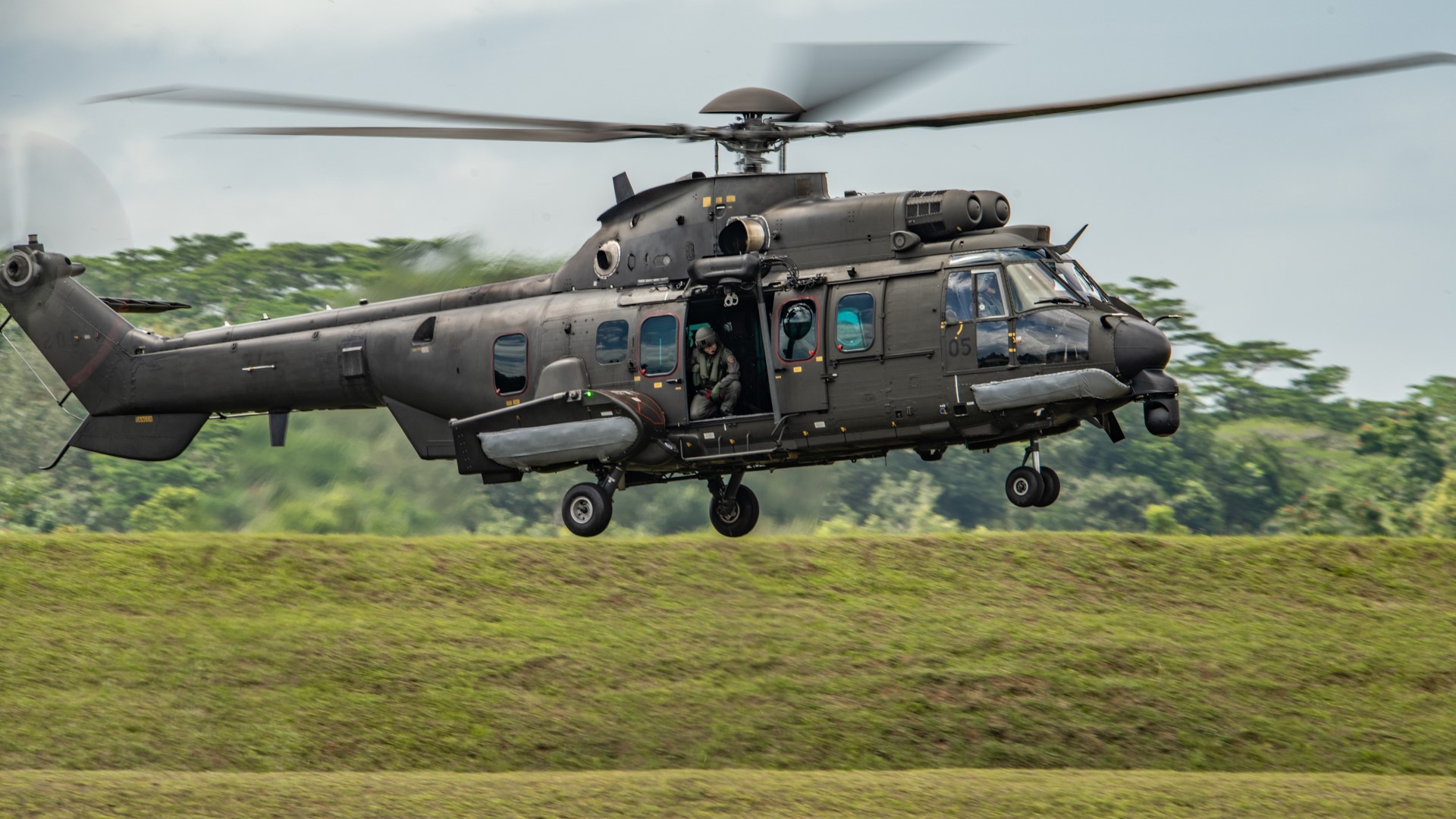 新型直升机和强大的防空能力加强了空军部队的优势