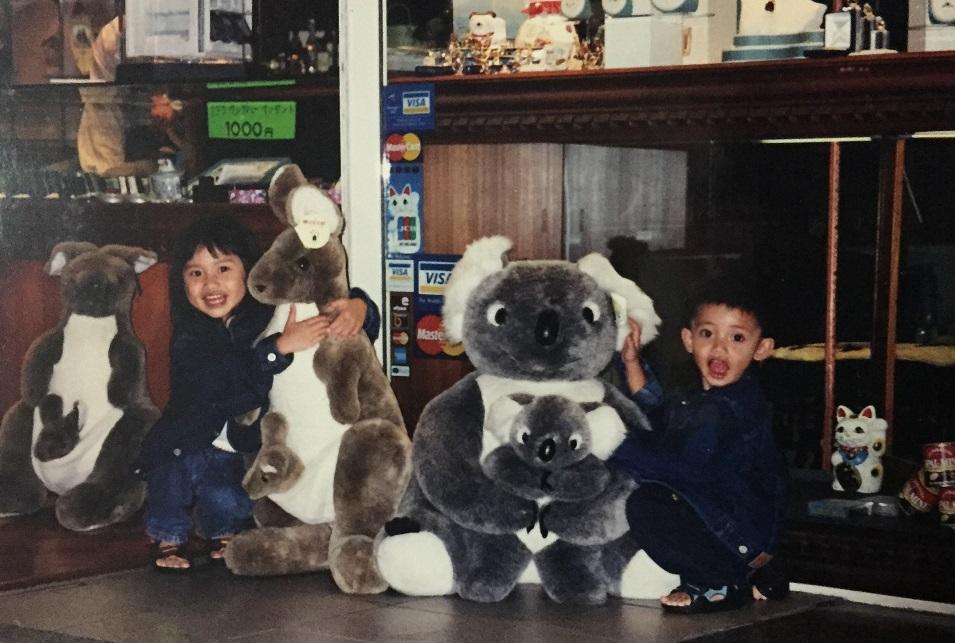 PTE Shermaine Ong (left) and PTE Daryl Ong (right) when they were young.