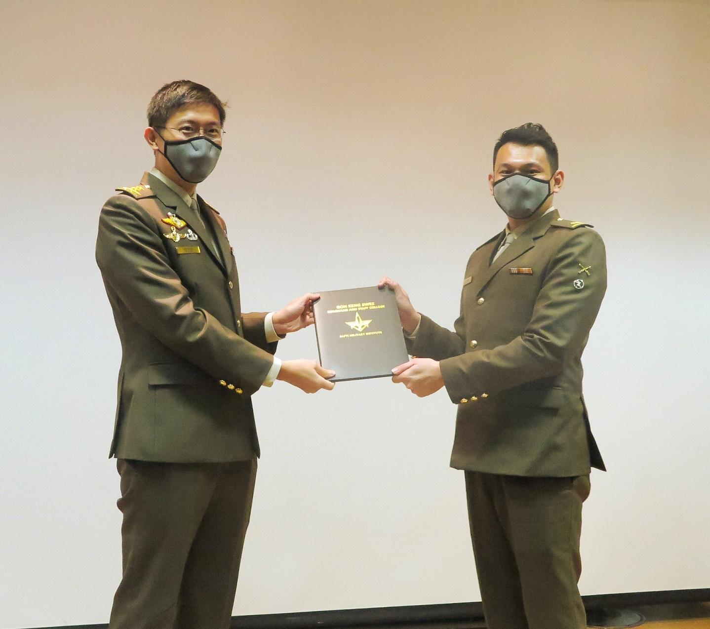 Chief of Army, MG Goh Si Hou (left) presenting the certificate to MAJ Ang Kee Shyan at the GKS CSC Graduation Ceremony held on 26 Oct.