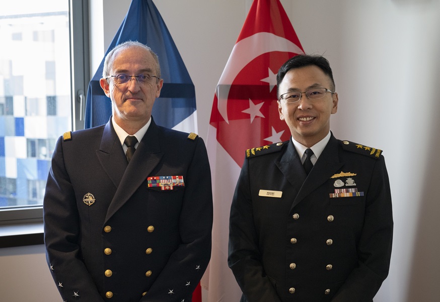 During the visit, RADM Wat met with his counterpart, the Chief of Naval Staff French Navy (Marine Nationale) Admiral (ADM) Nicolas Vaujour.