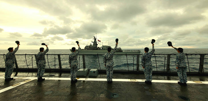 Meeting KRI Bung Tomo for a Passage Exercise