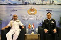 Chief of Republic of Singapore Navy Rear Admiral (RADM) Sean Wat (right) with Commander of Sri Lanka Navy Vice Admiral (VADM) B Arachchilage Kanchana Silan Priyanka Banagoda (left)