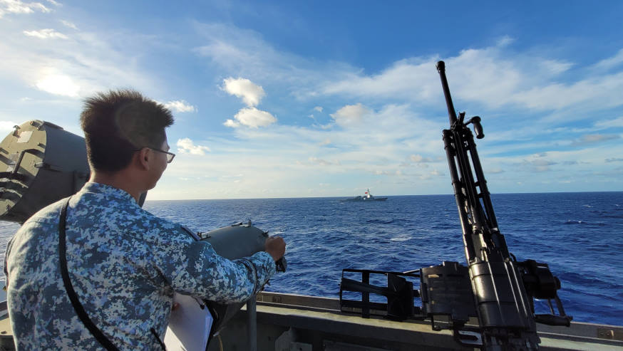 During the flashing exercise, RSS Endeavour's communication systems operator interpreted a Morse code message sent via light signals from USS Chafee, which was "I wish you a pleasant voyage".