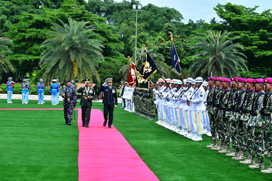 RADM Wat inspecting the Guard of Honour at the Headquarters of Indonesian National Defence Forces. He was accompanied by GEN Agus.