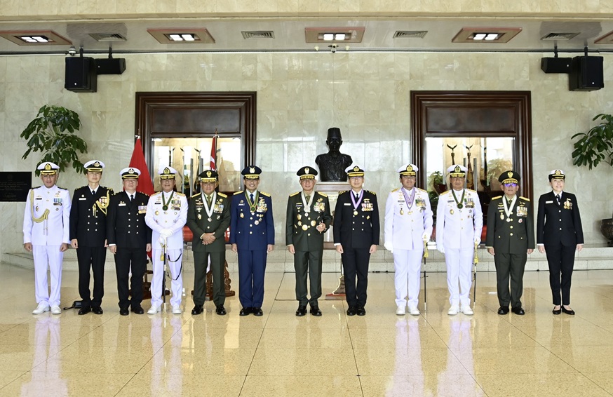 RADM Wat (fifth from right) with GEN Agus (sixth from right) and senior officers from the Indonesian National Defence Forces.