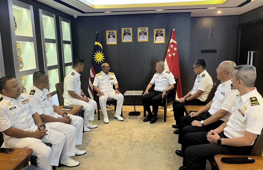 ME6 Goh called on the RMN's Eastern Fleet Commander Vice Admiral (VADM) Dato' Khir Junaidi Bin Idris.