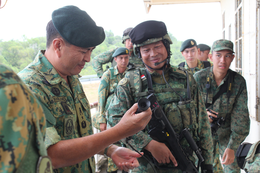3WO Inndramawan Bin Riduan (second from left), Company Sergeant Major from 3 SIR, sharing the specifications of Key Hole Sensor with the Commander of RBLF.