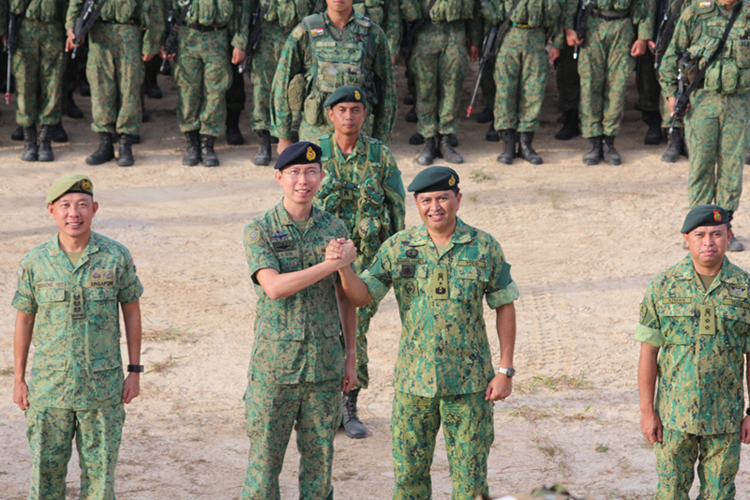 Our Chief of Army, MG Goh Si Hou (left), with the Commander of RBLF, BG Dato Seri Pahlawan Awang Khairul Hamed bin Awang Haji Lampoh (right) at the closing ceremony of Exercise Maju Bersama.
