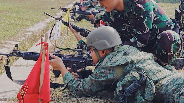 Our Commandos learning to use the Pindad SS2 from the TNI KOPASSUS.
