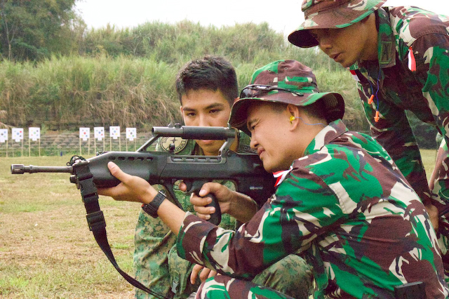 Soldiers from TNI KOPASSUS learning to fire the SAR21 from our soldiers.
