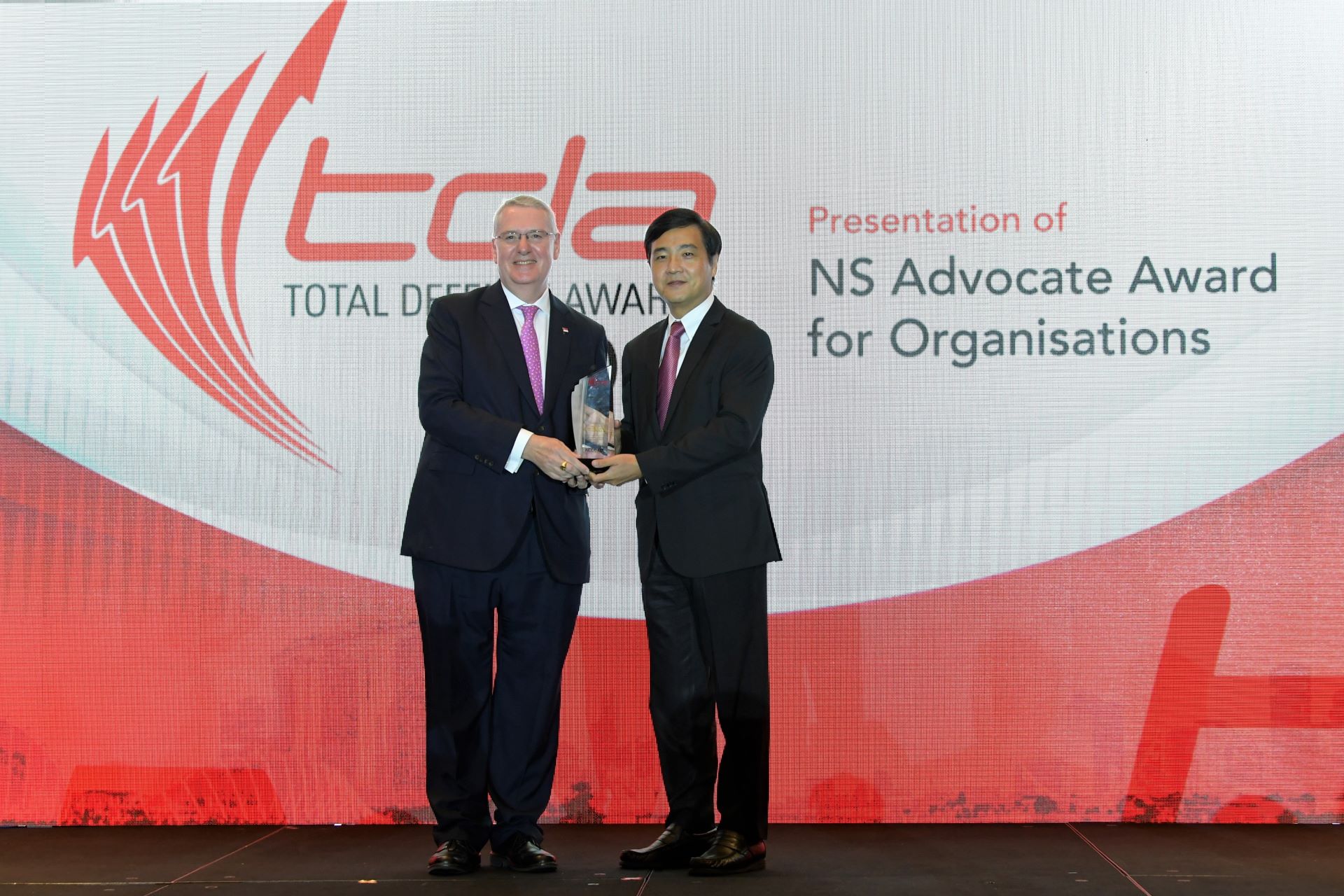 Mr Heng (right) presenting the NS Advocate Award for Organisations to Mr Victor Mills from the Singapore International Chamber of Commerce at the TDA Dinner 2019.