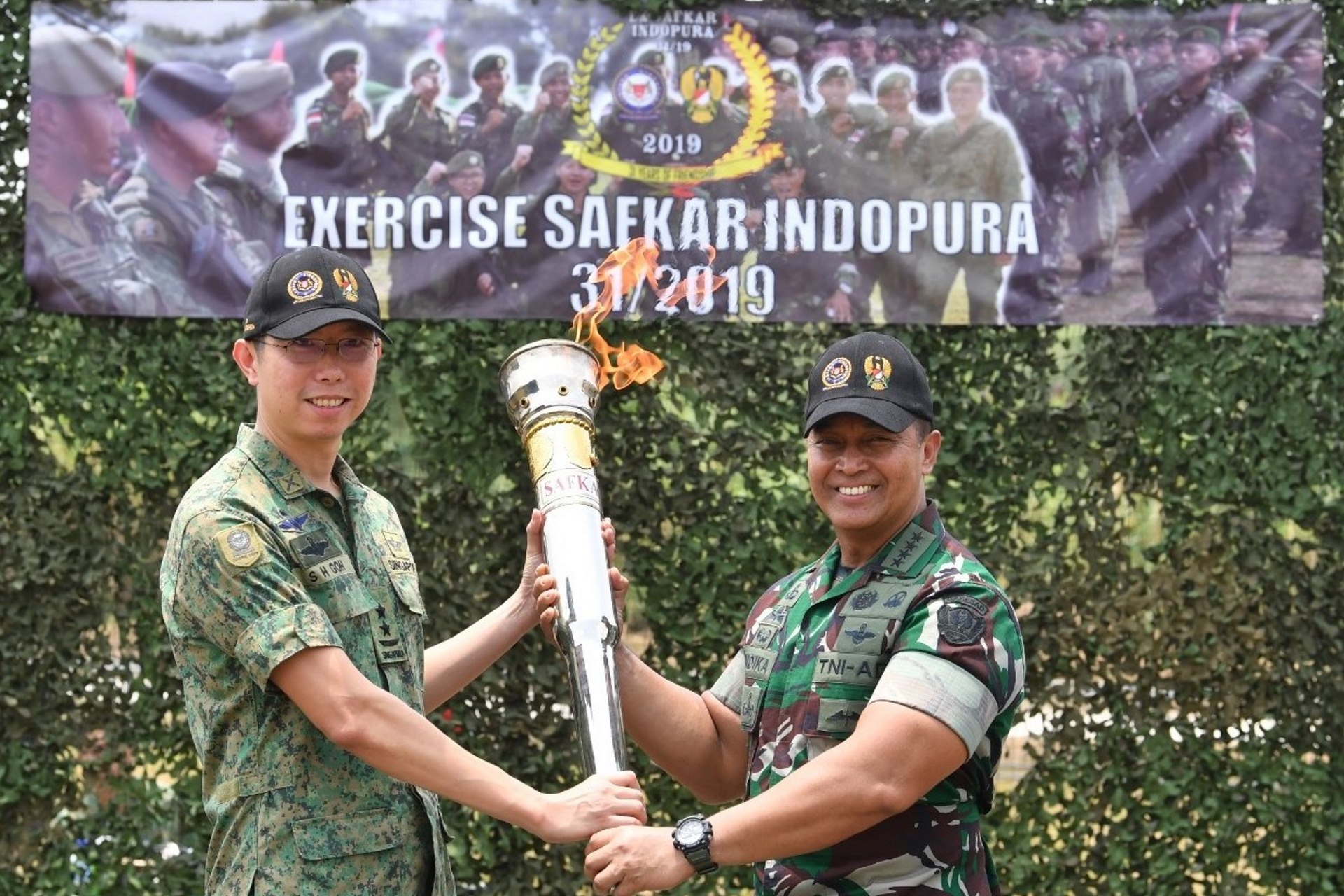 Chief of Army Major-General Goh Si Hou (left) and Chief of Staff of the Indonesian Army General Andika Perkasa (right) co-officiating at the closing ceremony of this year’s Exercise Safkar Indopura.