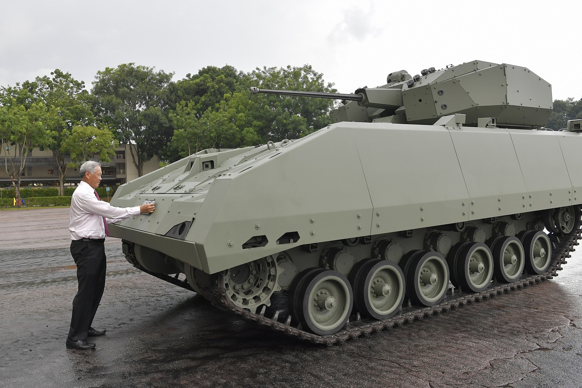 Dr Ng commissions the Hunter Armoured Fighting Vehicle by affixing the licence plate on the platform.