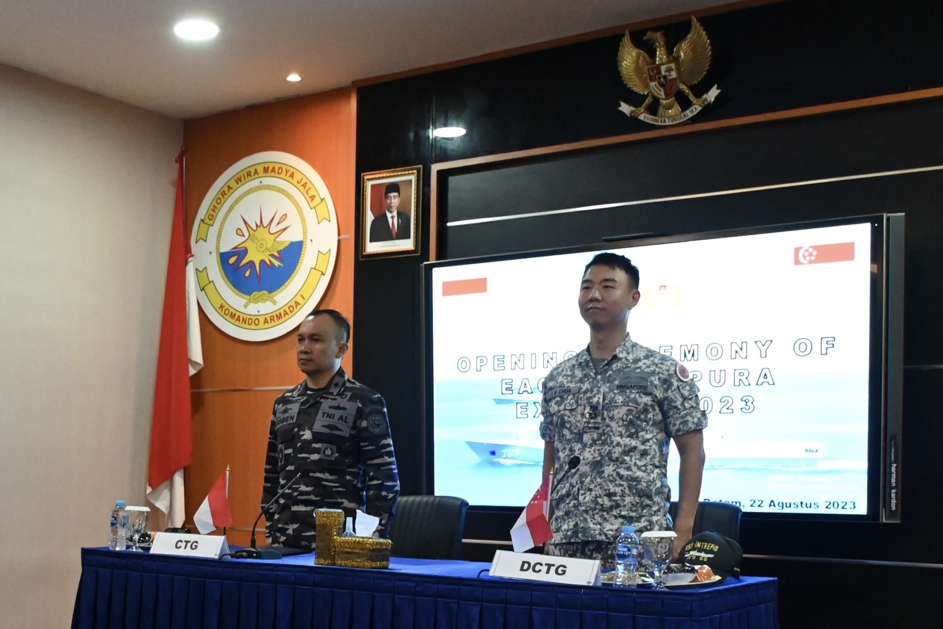 Angkatan Laut Singapura dan Indonesia sedang melakukan latihan bilateral yang disebut Eagle Indopura