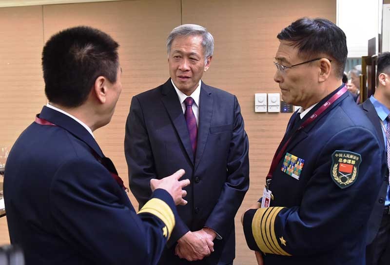 Dr Ng speaking with a Chinese delegate at the Opening Reception of the 14th Shangri-La Dialogue on 29 May 2015. On his left is People’s Liberation Army Deputy Chief of General Staff Admiral Sun Jianguo.