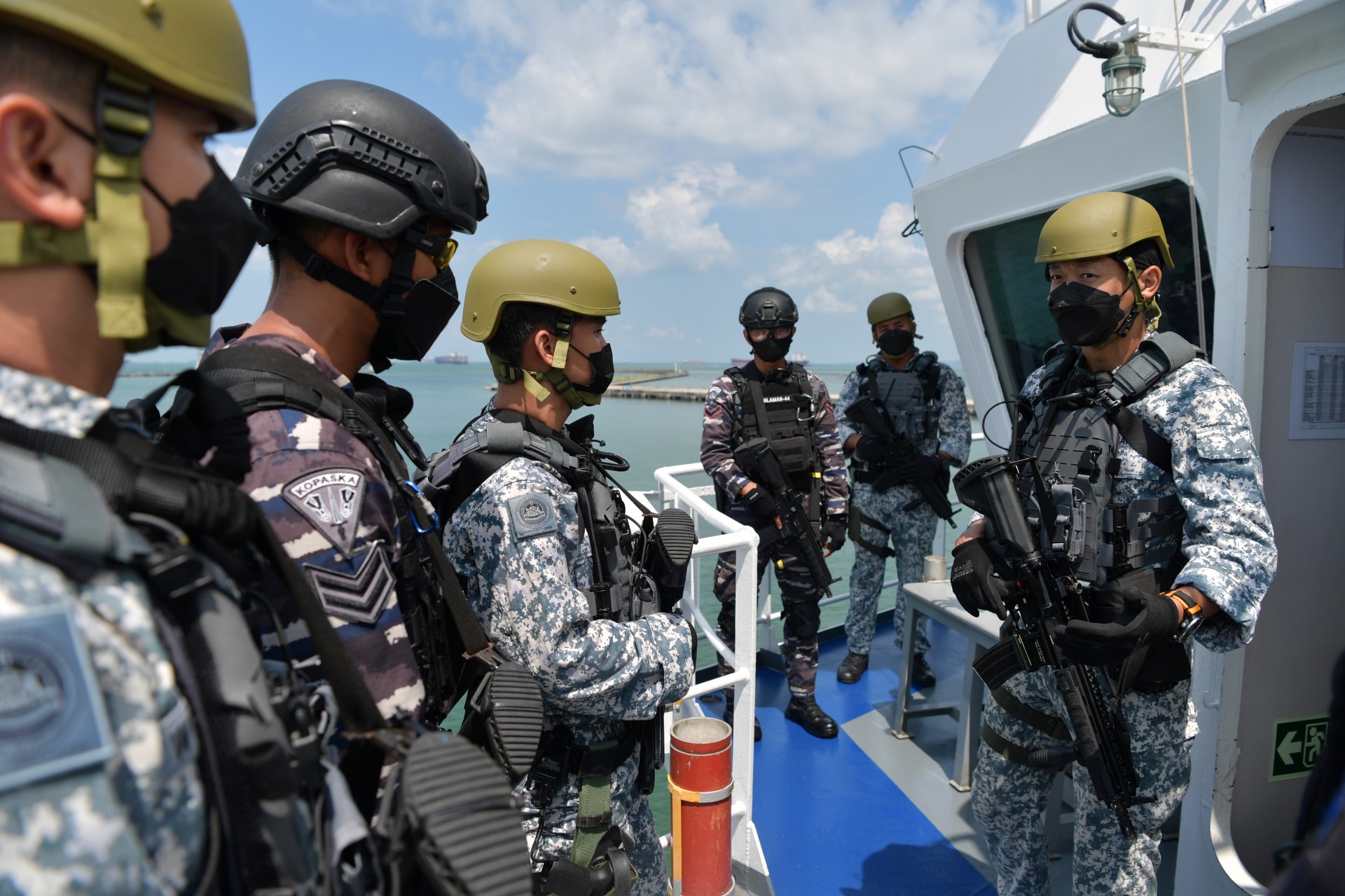 A RSN personnel providing a brief to TNI AL and RSN personnel prior to a joint boarding exercise on board MV Swift Rescue.