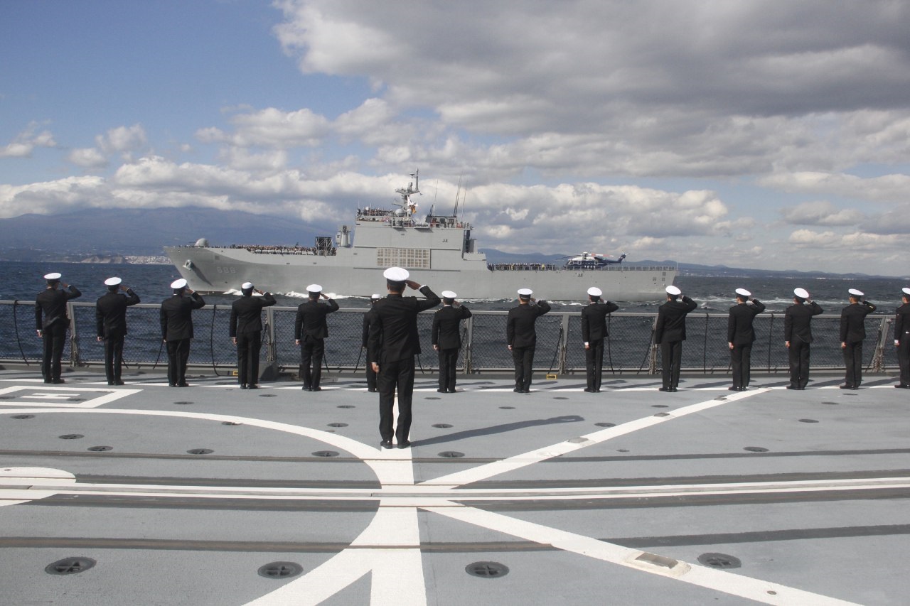 Crew of RSN's Formidable-class Frigate RSS Stalwart saluting ROK President Moon Jae-in on ROKN's ROKS Ilchubong as he reviews ships participating in the International Fleet Review.