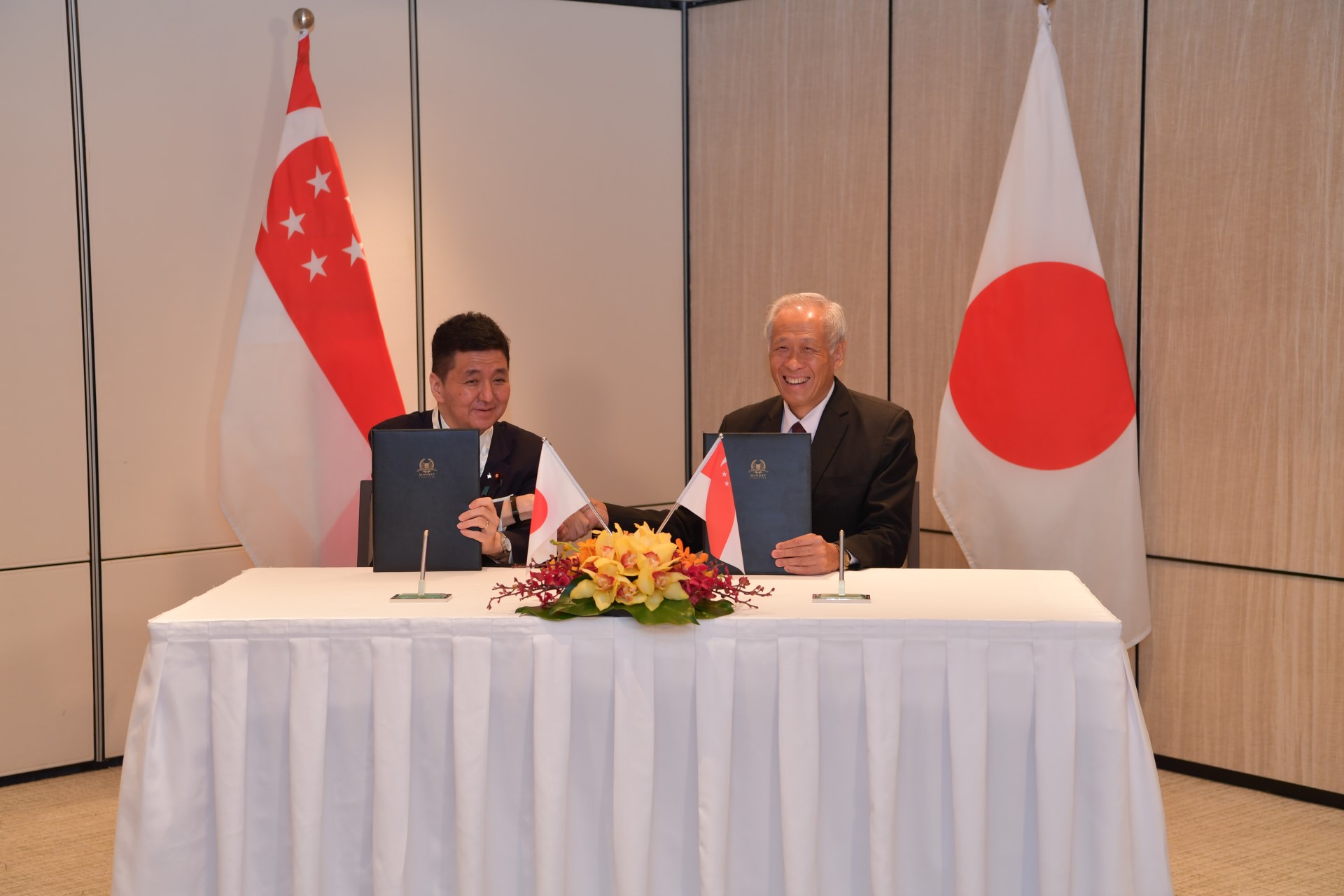 Minister for Defence Dr Ng Eng Hen (right) signing the Enhanced Memorandum on Defence Exchanges with Japan Minister of Defense Kishi Nobuo (left) this morning on the sidelines of the 19th Shangri-La Dialogue.