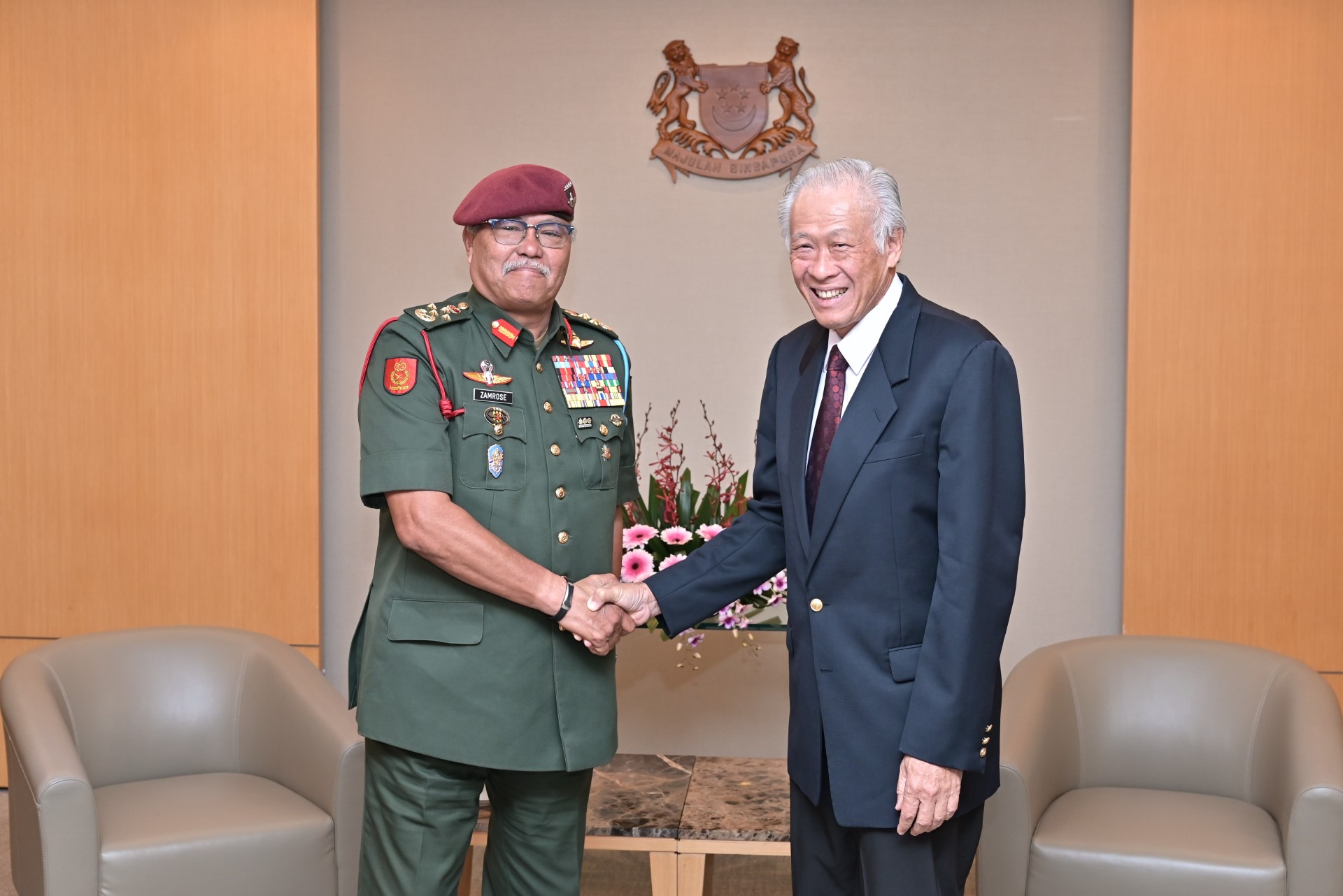 Malaysian Armed Forces Chief of Army, General (GEN) Tan Sri Dato’ Seri Zamrose bin Mohd Zain (left) calling on Minister for Defence Dr Ng Eng Hen (right).