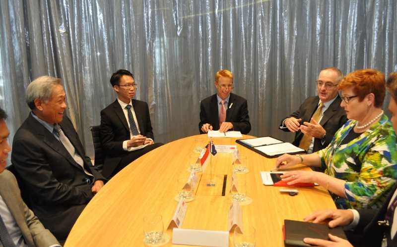 Dr Ng and Ms Payne in a discussion, together with other Singaporean and Australian officials.