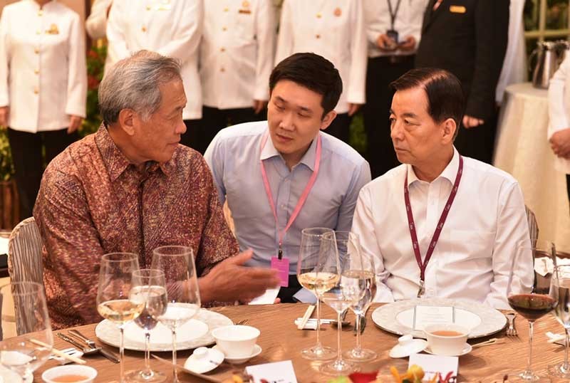 Minister for Defence Dr Ng Eng Hen (left) meeting with Republic of Korea Minister of National Defense Han Minkoo at the Istana dinner held in conjunction with the 14th Shangri-La Dialogue.