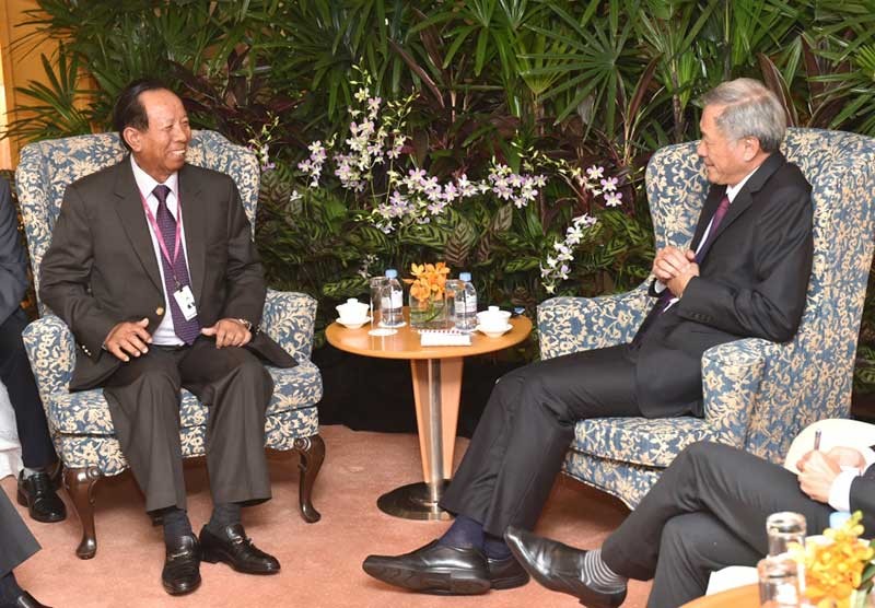 Dr Ng meeting with Cambodian Deputy Prime Minister and Minister of National Defense General Tea Banh on the sidelines of the 14th Shangri-La Dialogue.