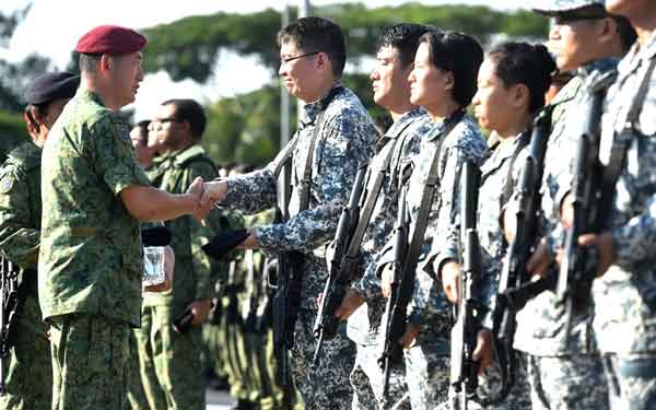 Commander SAFVC Colonel (COL) Mike Tan presenting the SVs with their berets at the parade.
