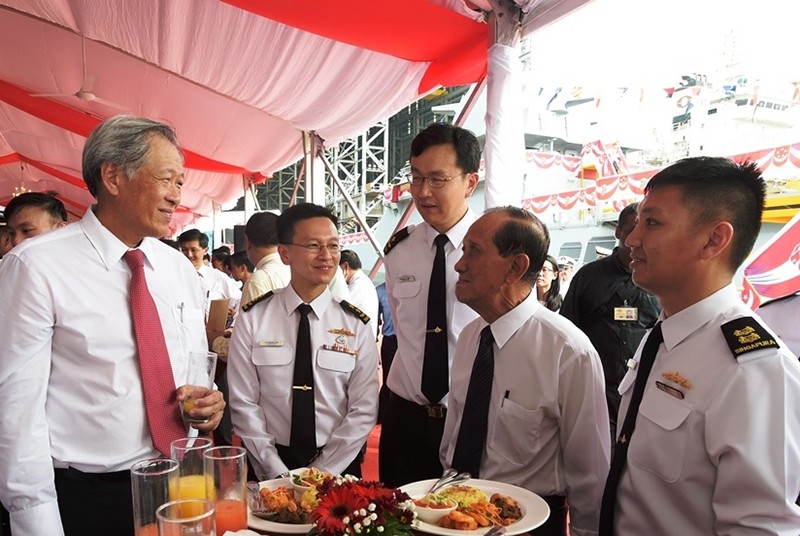 Dr Ng (left) interacting with the first Commanding Officer of the Independence patrol craft Major (Ret) Alan Aw (second from right) and the first Commanding Officer of the LMV Independence, LTC Tay Choong Hern (right). Accompanying Dr Ng were RADM Lai (second from left) and RADM Frederick Chew, Commander Maritime Security Task Force. 
