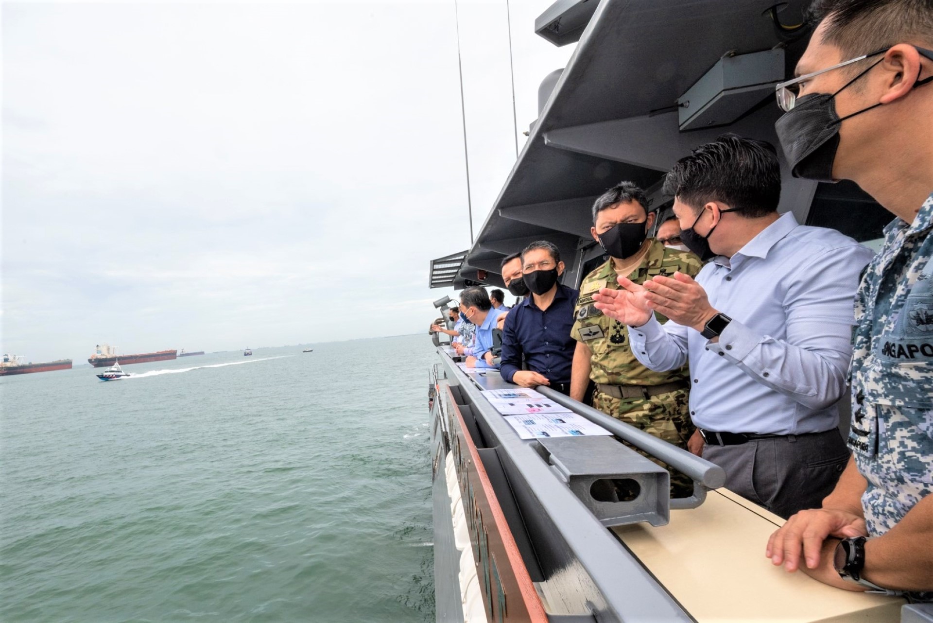 His Royal Highness Prince Haji Al-Muhtadee Billah (third from right), the Crown Prince and Senior Minister at the Prime Minister's Office of Brunei Darussalam witnessing a sea demonstration on the Littoral Mission Vessel (LMV) RSS Sovereignty (SOV).