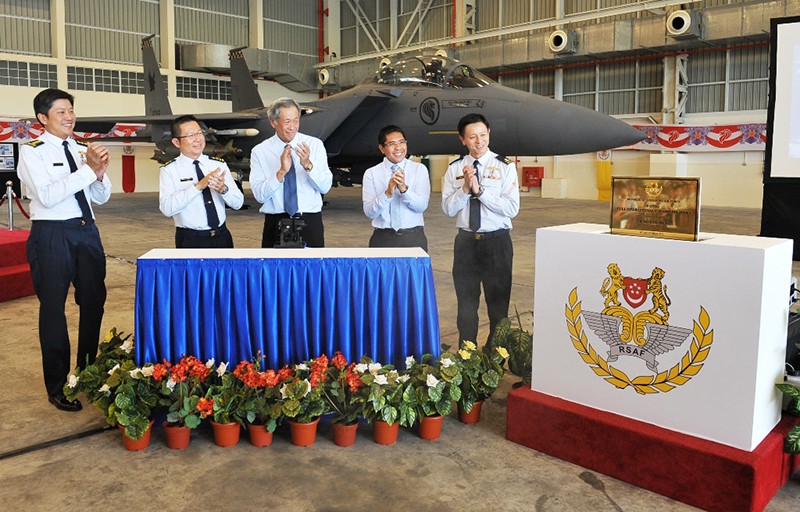 Minister for Defence Dr Ng Eng Hen (centre) accompanied by Minister of State for Defence Dr Mohamad Maliki Bin Osman (2nd from right), unveiling a plaque to commemorate the achievement of FOC by the F-15SG.