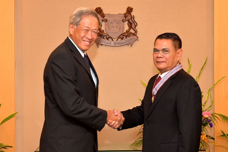 Minister for Defence Dr Ng Eng Hen congratulating former Chief of Staff of the Indonesian Army (TNI-AD), General (Rtd) Budiman, after the MSM(M) investiture.