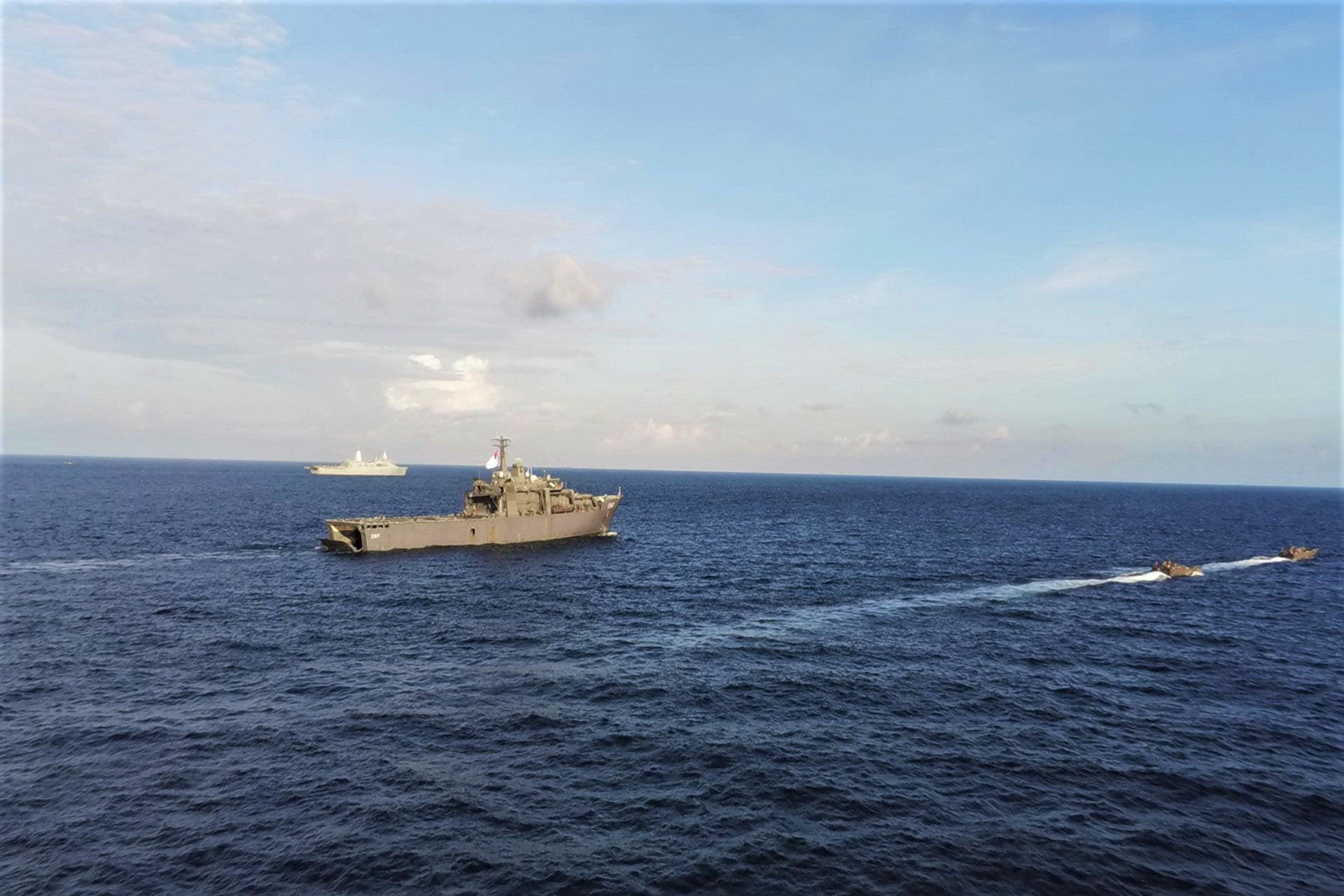 USS Somerset  (left, back), RSS Endurance (middle) and two RSN Fast Craft Utility units (right) during the exercise.