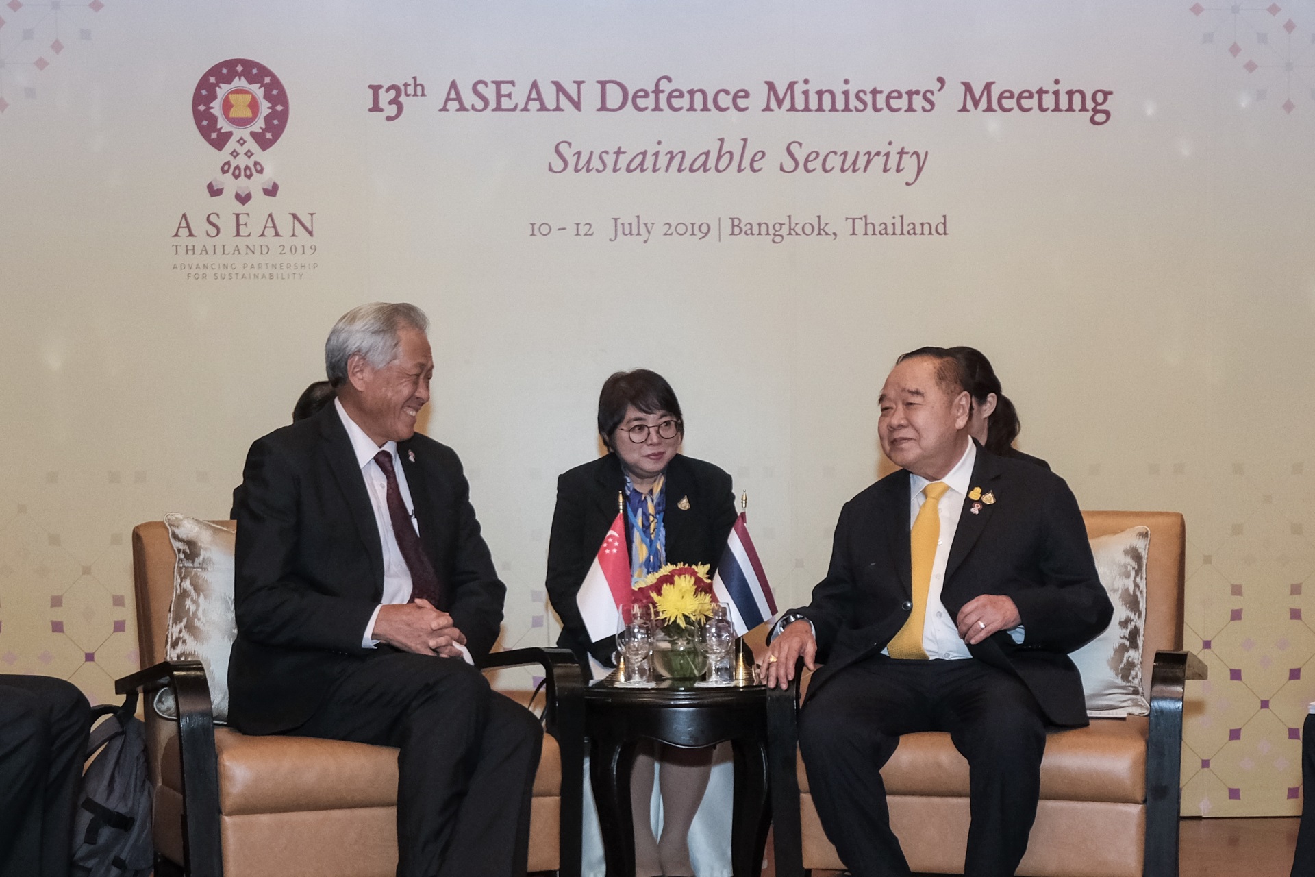 Dr Ng meeting with Thailand Deputy Prime Minister and Minister of Defence GEN Prawit Wongsuwan on the sidelines of the 13th ADMM.