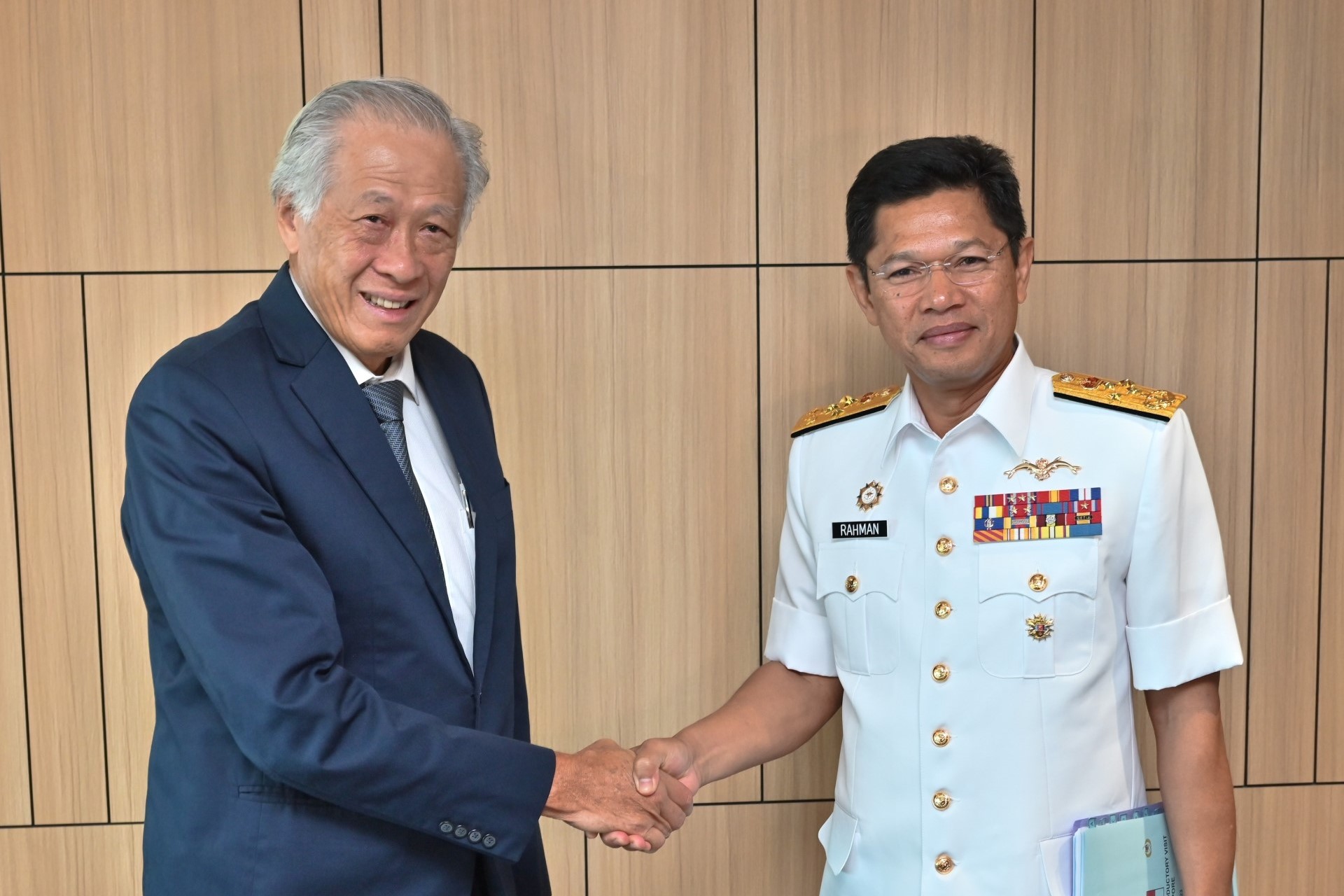 Chief of Royal Malaysian Navy Admiral (ADM) Datuk Abdul Rahman Bin Ayob (right) calling on Minister for Defence Dr Ng Eng Hen (left).
