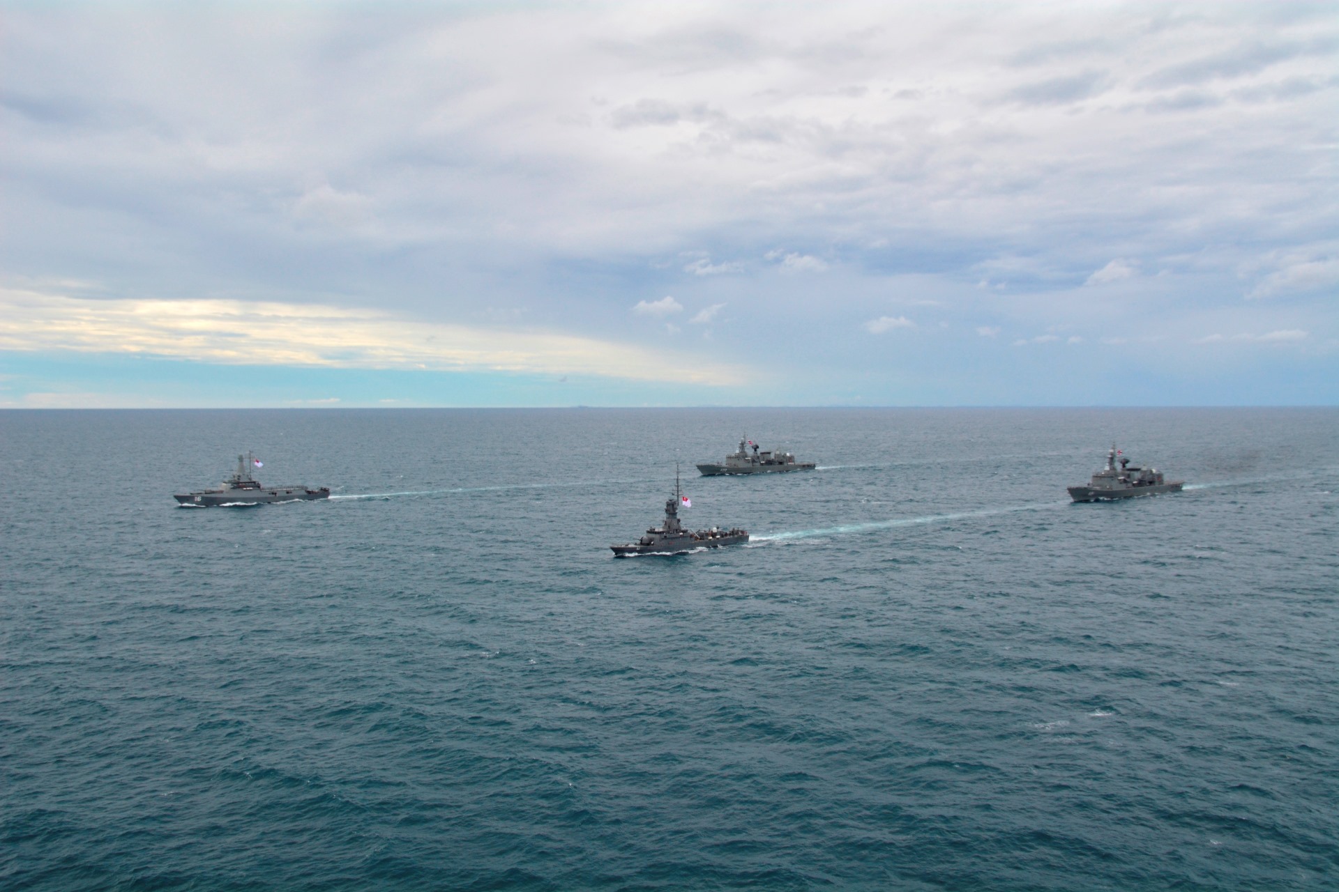 Republic of Singapore Navy (RSN) and Royal Thai Navy (RTN) ships sailing in formation as part of Exercise Singsiam 2018.