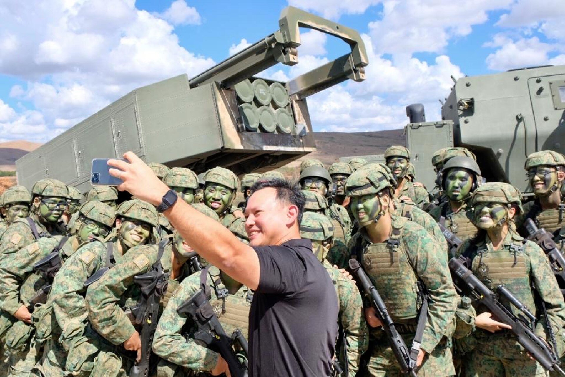 Mr Zaqy taking a group photo with soldiers from 23rd Battalion, Singapore Artillery after the live-firing exercise.