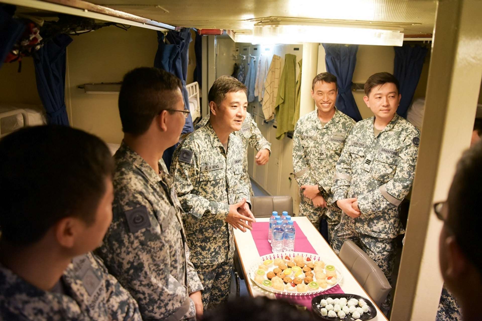 Mr Heng interacting with the NS crew on board RSS Valiant. 