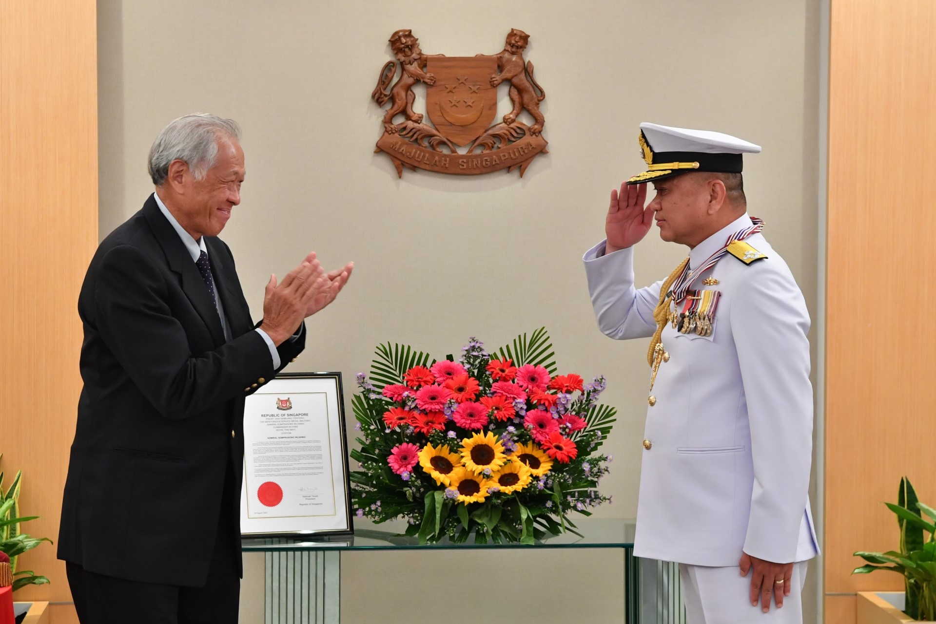 Commander-in-Chief of the Royal Thai Navy Admiral (ADM) Somprasong Nilsamai was presented the Meritorious Service Medal (Military) by Minister for Defence Dr Ng Eng Hen at the Ministry of Defence (MINDEF) this morning.