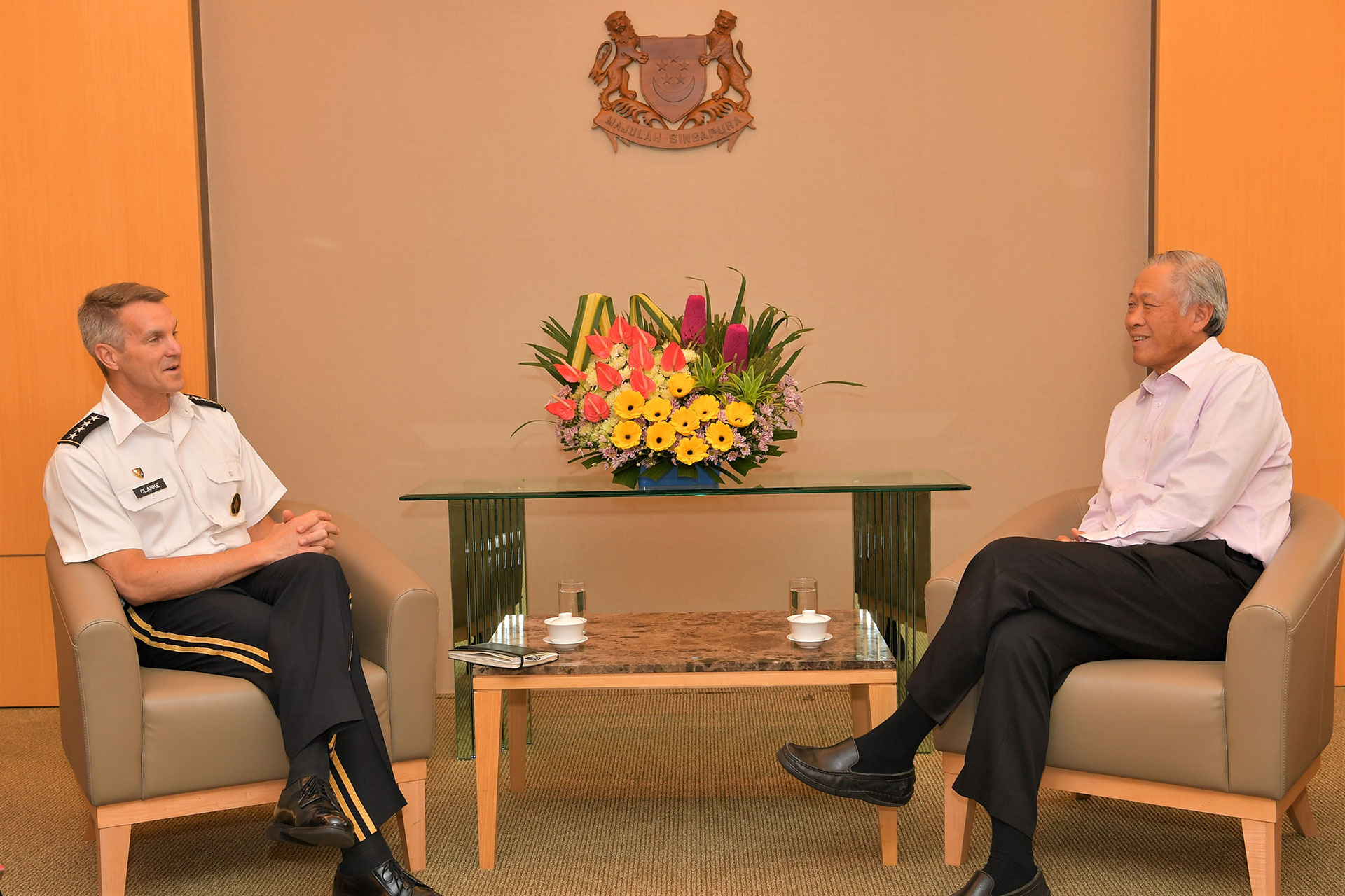 Commander of United States Special Operations Command General Richard Clarke (left) calling on Minister for Defence Dr Ng Eng Hen (right).