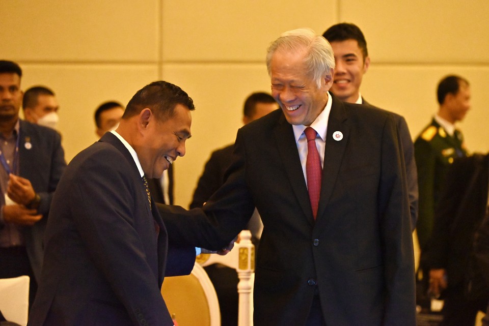 Dr Ng (right) and Dato' Sri Muez Bin Abd Aziz, Secretary General, Ministry of Defence, Malaysia at the ADMM Retreat.