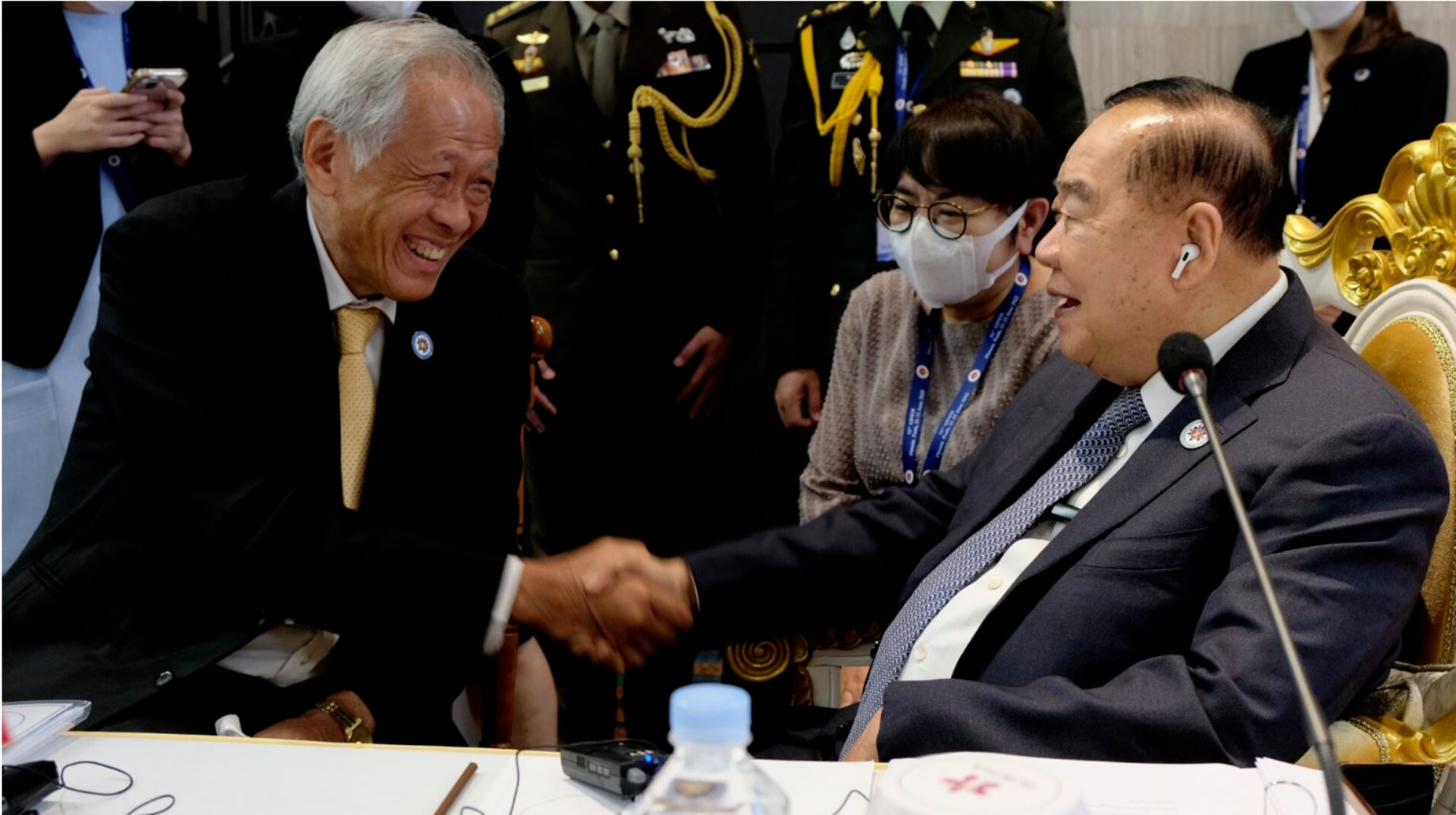 Dr Ng (left) and GEN Prawit Wongsuwon, Thailand's Deputy Prime Minister (right) at the 16th ADMM.