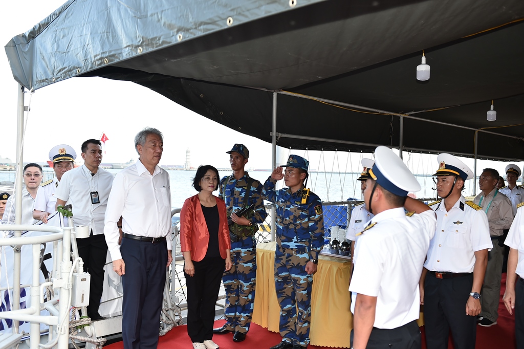 Mr Teo being received on board Vietnam People’s Navy ship, VPNS Quang Trung. 
