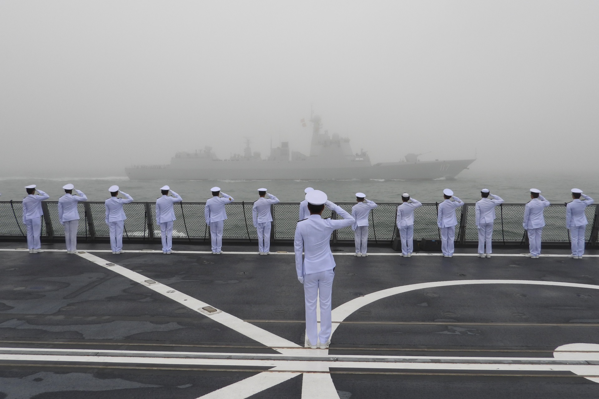 Crew of RSN’s Formidable-class Frigate RSS Stalwart saluting President of the People's Republic of China Xi Jinping as he reviews ships participating in the International Fleet Review on the People Liberation Army Navy's PLANS Xining.